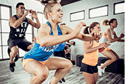 Ragazzi che fanno ginnastica in palestra