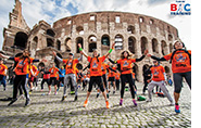 Ragazzi che fanno fitness davanti al Colosseo