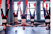 Ragazzi che praticano Amache AntiGrativity Yoga