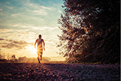 Uomo che corre in un parco